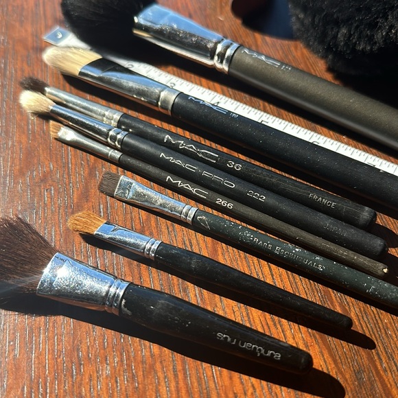5 MAC brushes + 1 MAC body powder puffer + 2 SHU UEMURA + 1 Guerlains. 10 total - Picture 2 of 15